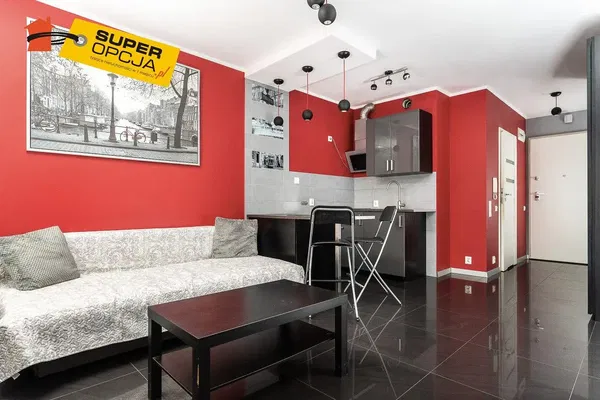 Mutfak; mutfak aletleri, ahşap zemin, doğal ışık, modern stil