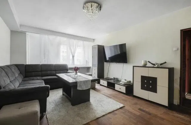 Kuchnia; sprzęt kuchenny, podłoga drewniana, światło dzienne, styl nowoczesny