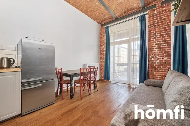 Obývačka; drevená podlaha, prirodzené svetlo, moderný štýl