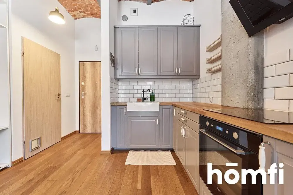 Mutfak; mutfak aletleri, ahşap zemin, doğal ışık, modern stil