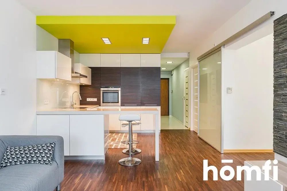 Küche; küchengeräte, holzboden, tageslicht, moderner stil