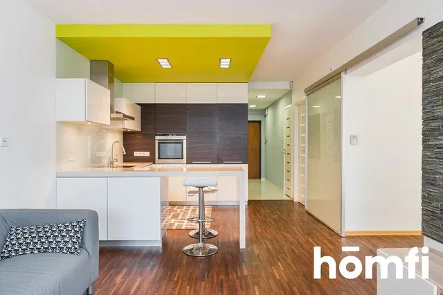 Küche; küchengeräte, holzboden, tageslicht, moderner stil