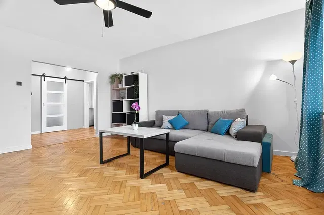 Mutfak; mutfak aletleri, ahşap zemin, doğal ışık, modern stil