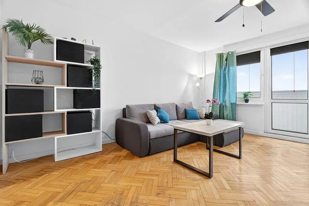 Oturma odası; ahşap zemin, doğal ışık, modern stil