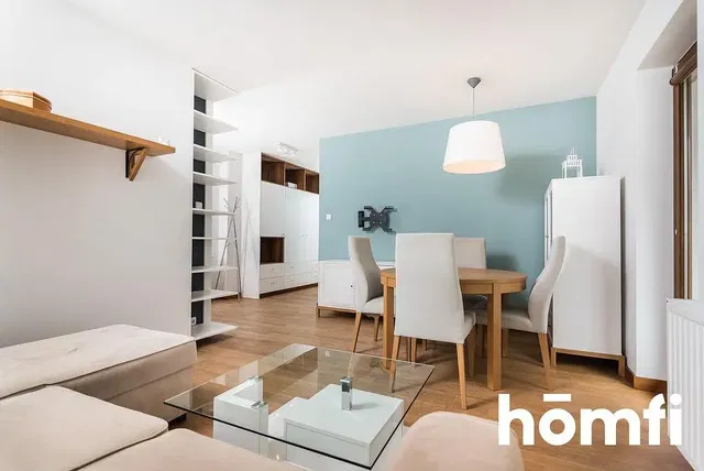 Kuhinja; kuhinjski aparati, drveni pod, prirodno svjetlo, moderni stil