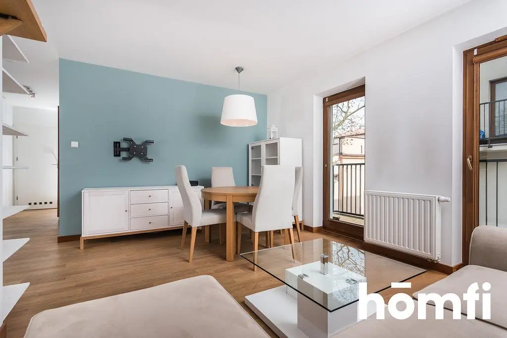 Kuhinja; kuhinjski aparati, drveni pod, prirodno svjetlo, moderni stil