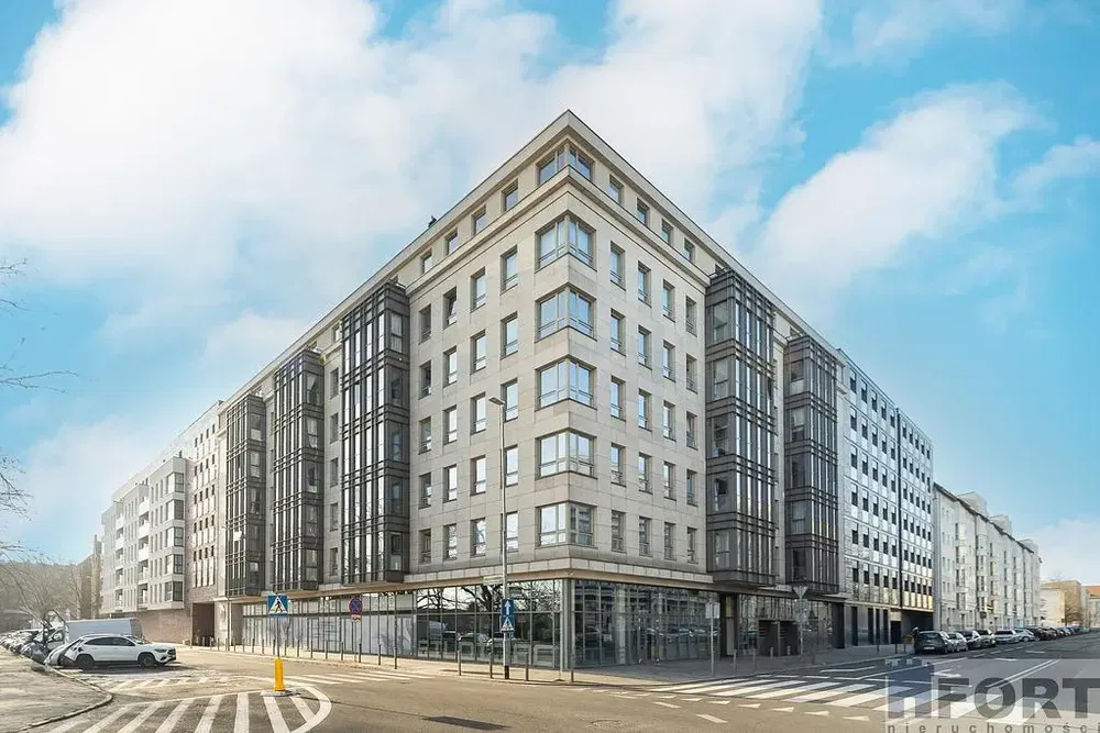 Mutfak; mutfak aletleri, ahşap zemin, doğal ışık, modern stil