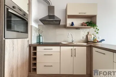 Mutfak; mutfak aletleri, ahşap zemin, doğal ışık, modern stil