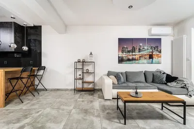 Wohnzimmer; holzboden, tageslicht, moderner stil