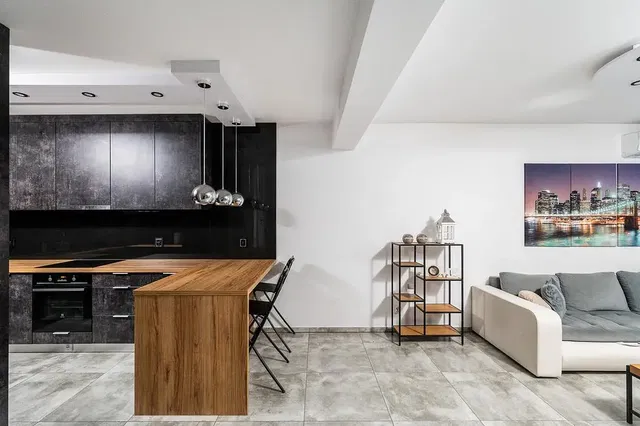 Sala de estar; chão de madeira, luz natural, estilo moderno