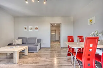 Salon; parquet, lumière naturelle, style moderne