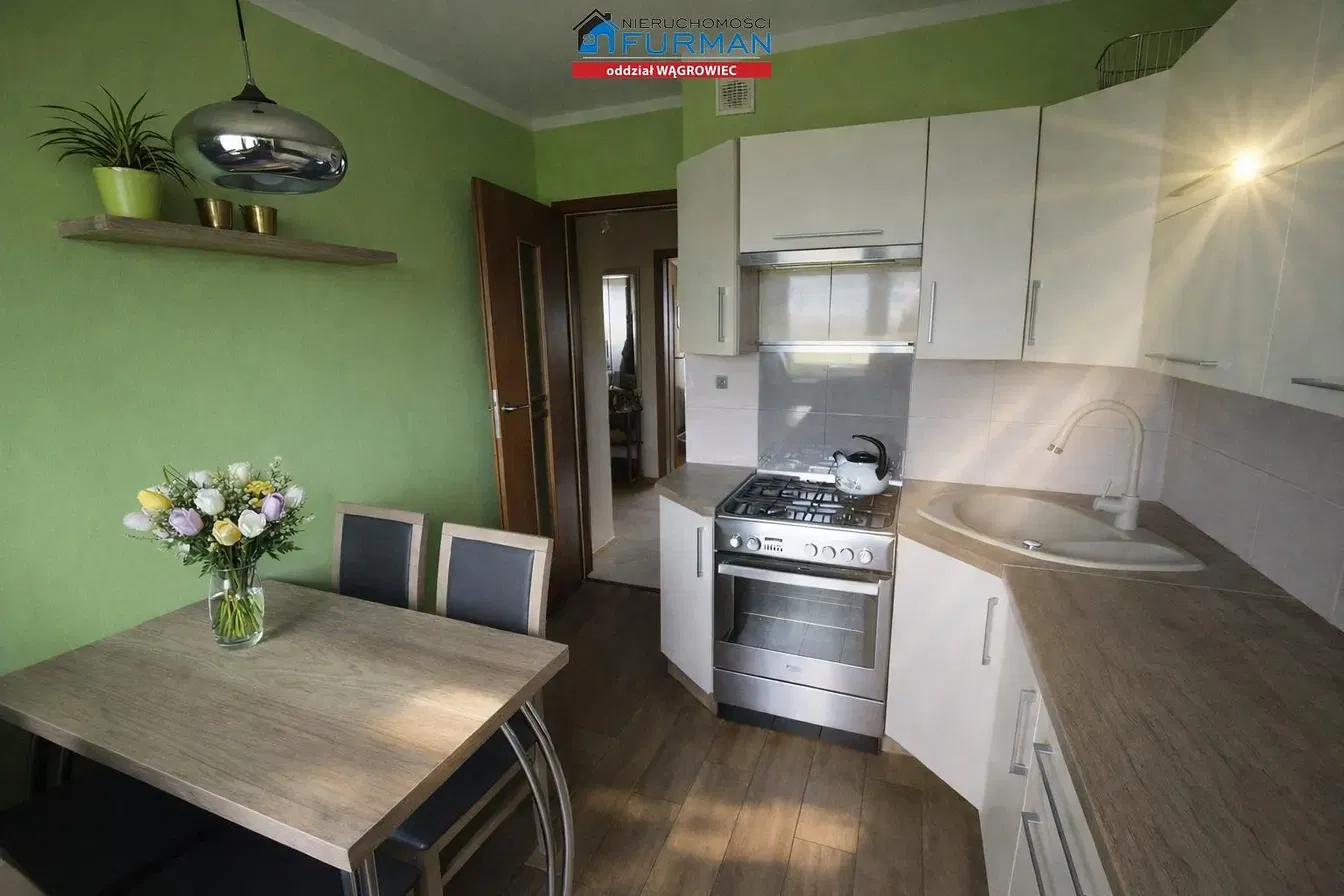 Küche; küchengeräte, holzboden, tageslicht, moderner stil