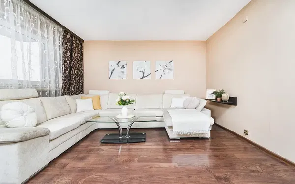 Küche; küchengeräte, holzboden, tageslicht, moderner stil