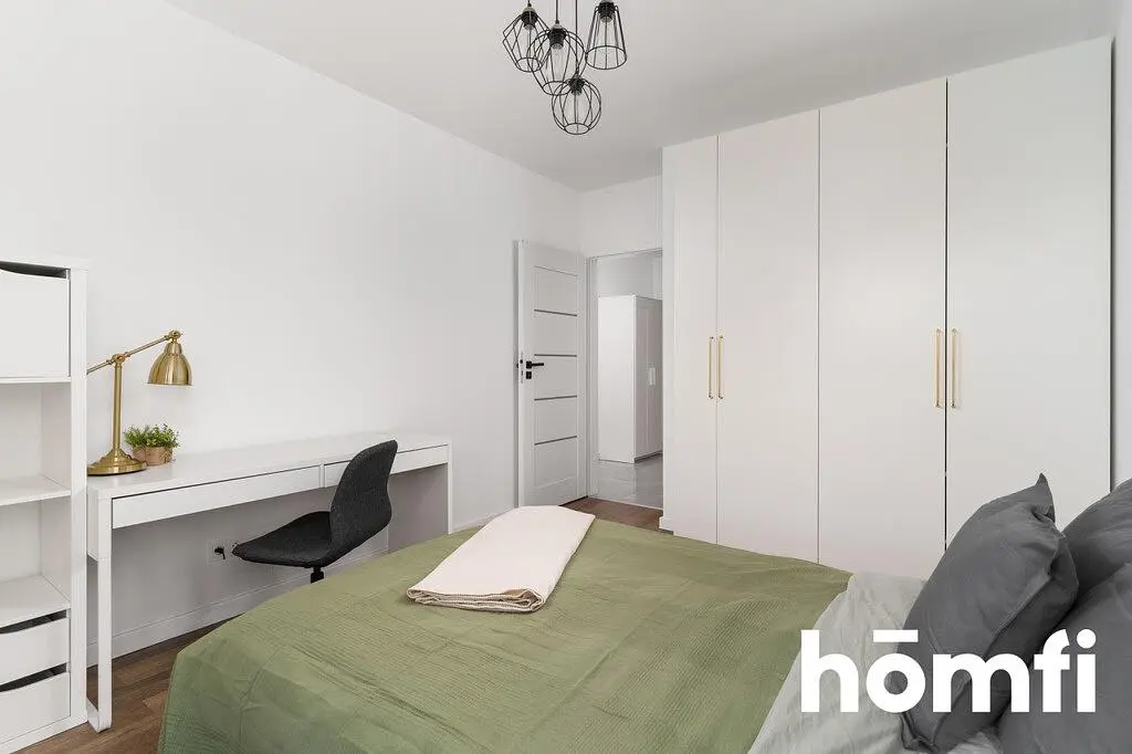 Кухиња; кухињски апарати, дрвени под, природно светло, модерни стил