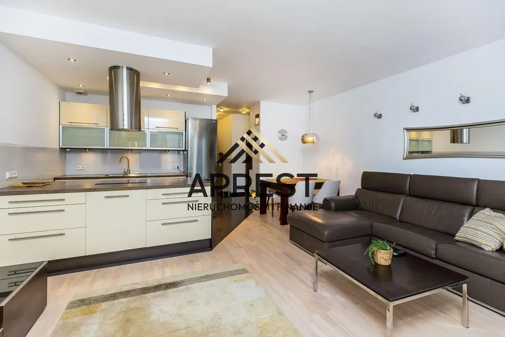 Cuisine; électroménager, parquet, lumière naturelle, style moderne