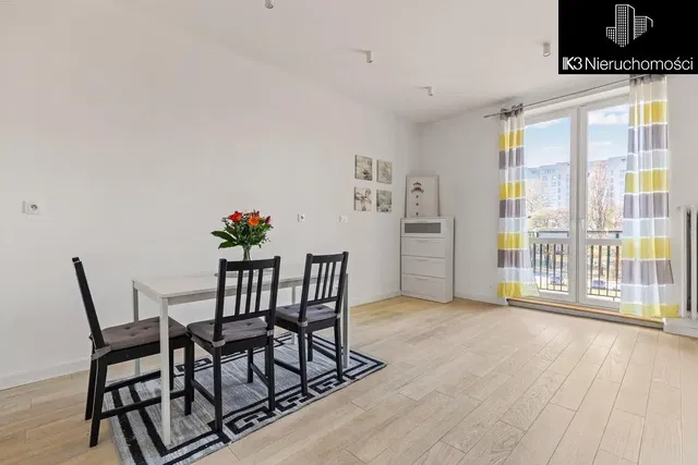 Кухиња; кухињски апарати, дрвени под, природно светло, модерни стил