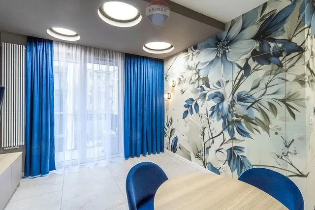 Mutfak; mutfak aletleri, ahşap zemin, doğal ışık, modern stil