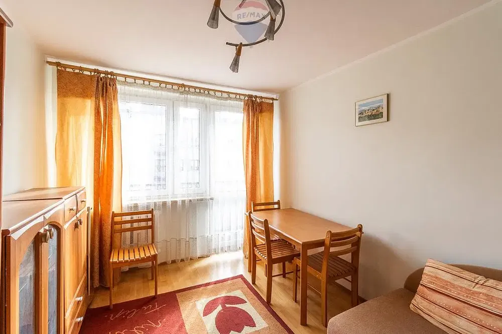 Cuisine; électroménager, parquet, lumière naturelle, style moderne