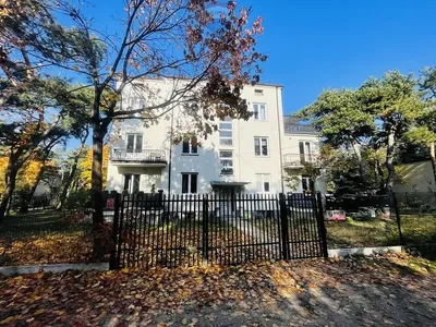 Кухиња; кухињски апарати, дрвени под, природно светло, модерни стил