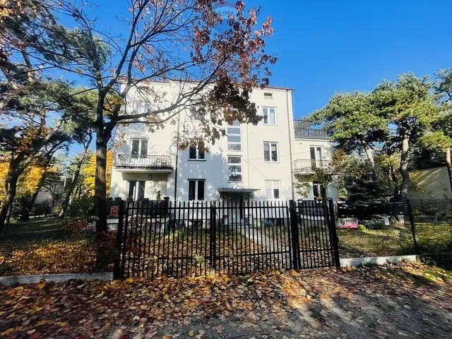 Кухиња; кухињски апарати, дрвени под, природно светло, модерни стил