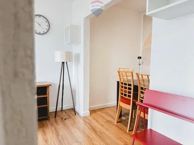 Kuchyně; kuchyňské spotřebiče, dřevěná podlaha, přirozené světlo, moderní styl