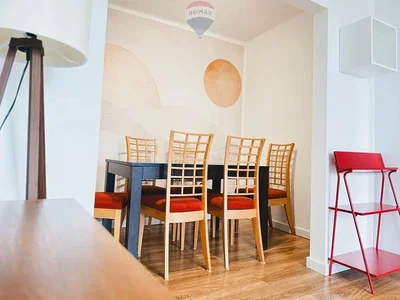 Kuchyně; kuchyňské spotřebiče, dřevěná podlaha, přirozené světlo, moderní styl