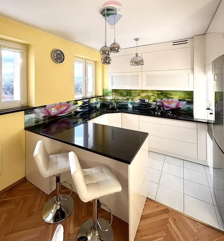 Mutfak; mutfak aletleri, ahşap zemin, doğal ışık, modern stil