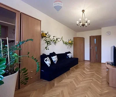 Mutfak; mutfak aletleri, ahşap zemin, doğal ışık, modern stil