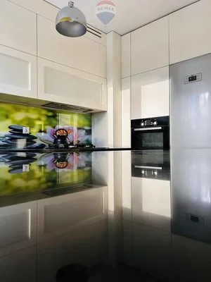 Oturma odası; ahşap zemin, doğal ışık, modern stil