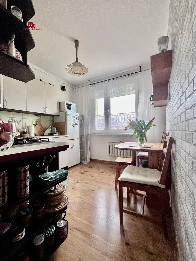 Küche; küchengeräte, holzboden, tageslicht, moderner stil