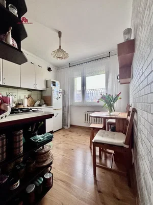 Küche; küchengeräte, holzboden, tageslicht, moderner stil