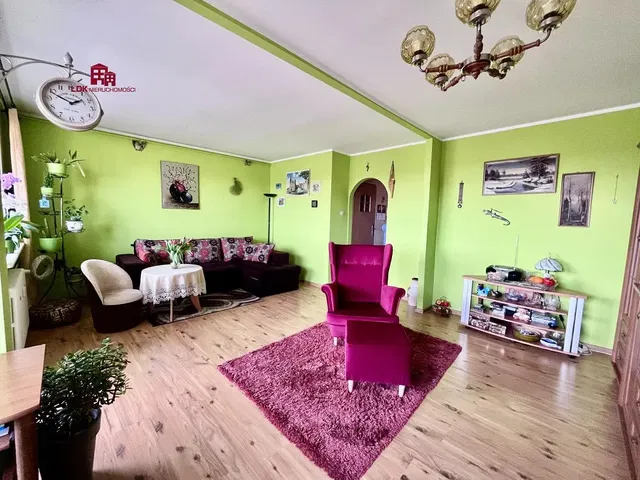 Кухиња; кухињски апарати, дрвени под, природно светло, модерни стил