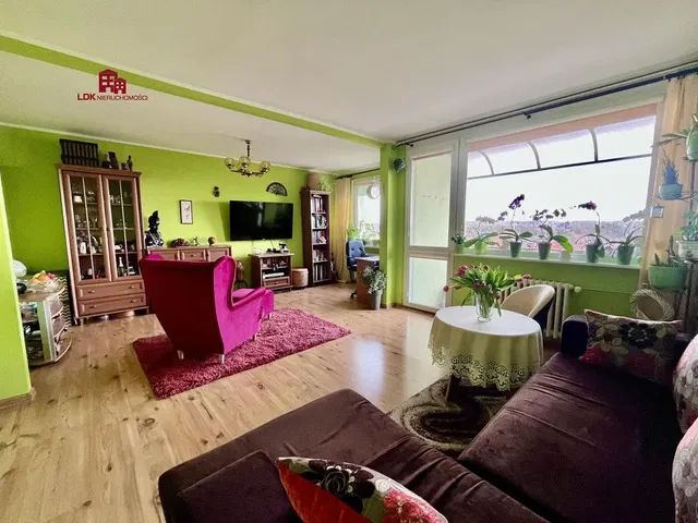 Кухиња; кухињски апарати, дрвени под, природно светло, модерни стил