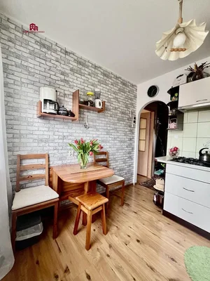 Küche; küchengeräte, holzboden, tageslicht, moderner stil