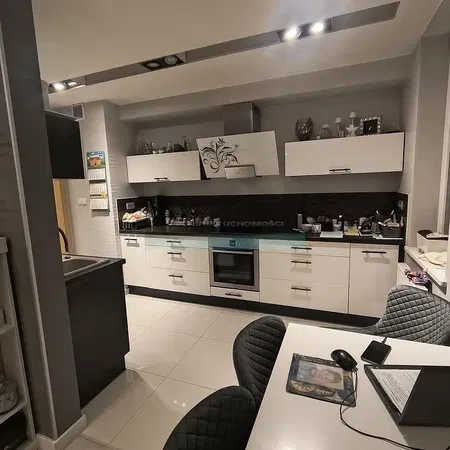 Kuhinja; kućanski aparati, drveni pod, prirodna svjetlost, moderan stil