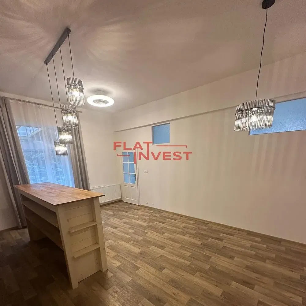 Кухня; кухненски уреди, дървен под, естествена светлина, модерен стил