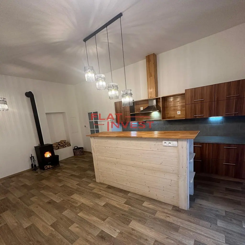 Кухня; кухненски уреди, дървен под, естествена светлина, модерен стил