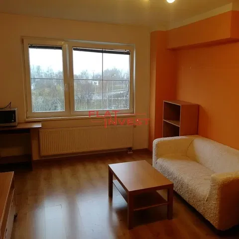 Кухня; кухненски уреди, дървен под, естествена светлина, модерен стил