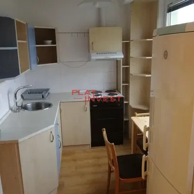 Cuisine; électroménager, parquet, lumière naturelle, style moderne