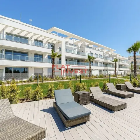 Küche; küchengeräte, holzboden, tageslicht, moderner stil