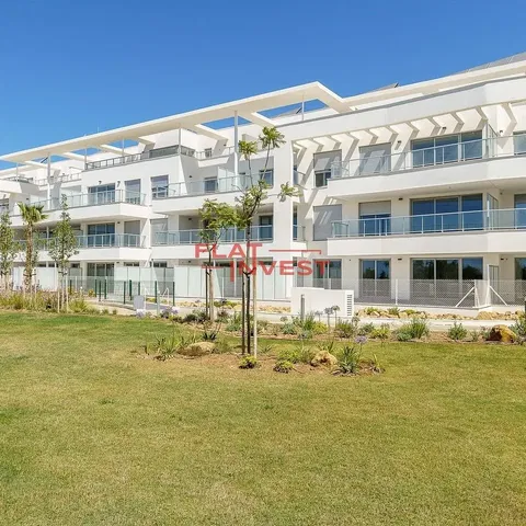 Küche; küchengeräte, holzboden, tageslicht, moderner stil