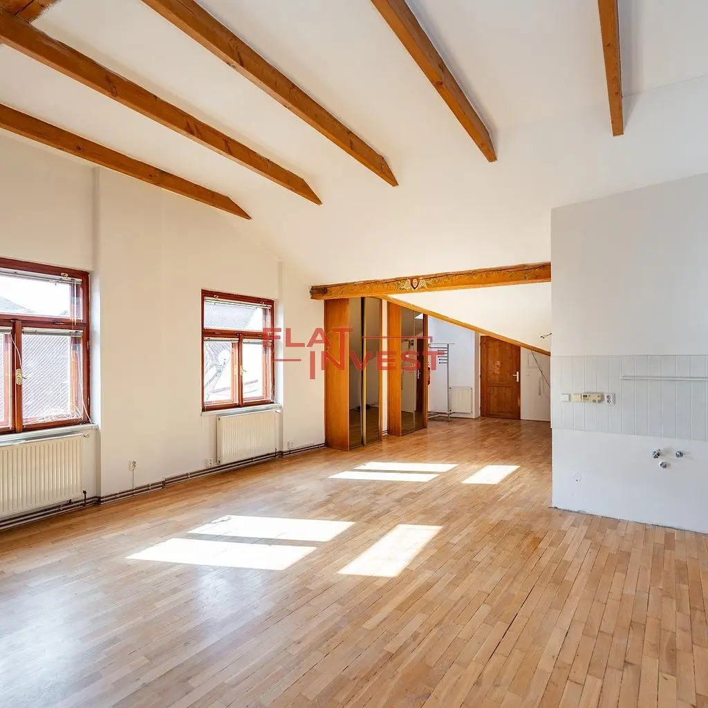 Кухня; кухненски уреди, дървен под, естествена светлина, модерен стил