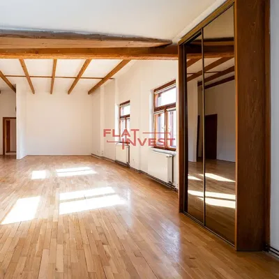 Кухня; кухненски уреди, дървен под, естествена светлина, модерен стил