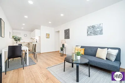 Кухня; кухненски уреди, дървен под, естествена светлина, модерен стил