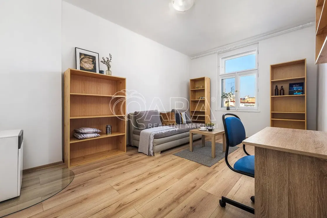 Хол; дървен под, естествена светлина, модерен стил