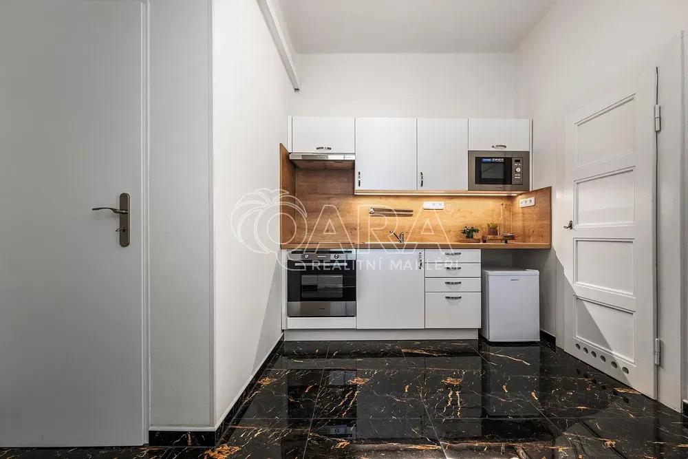 Хол; дървен под, естествена светлина, модерен стил, високи тавани