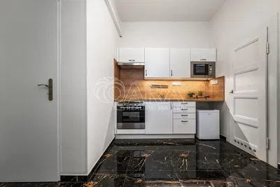 Хол; дървен под, естествена светлина, модерен стил, високи тавани