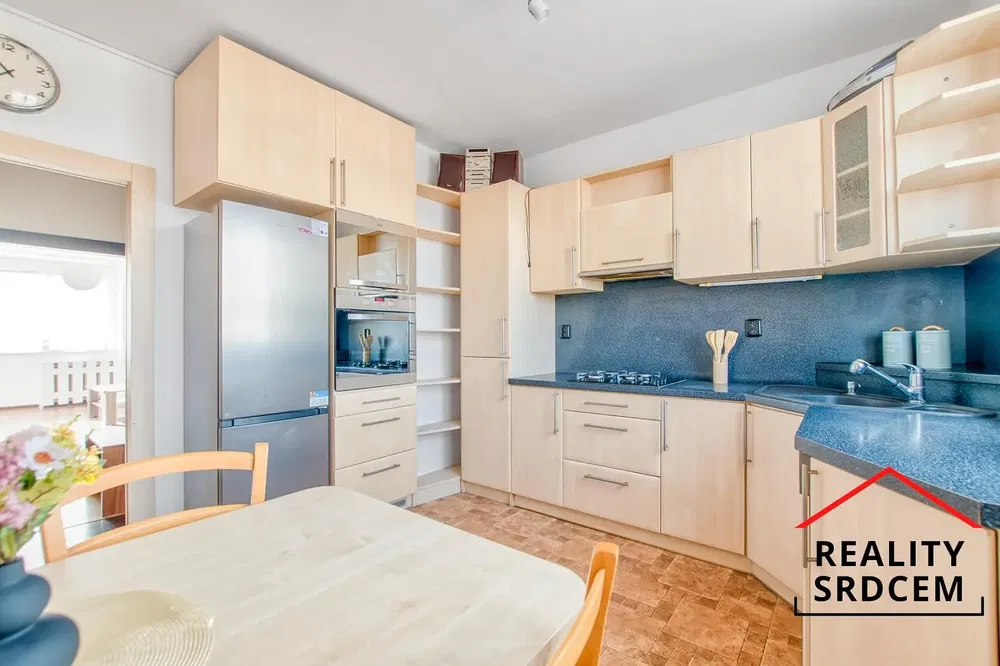 Obývačka; drevená podlaha, prirodzené svetlo, moderný štýl, vysoké stropy