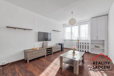 Obývačka; drevená podlaha, prirodzené svetlo, moderný štýl