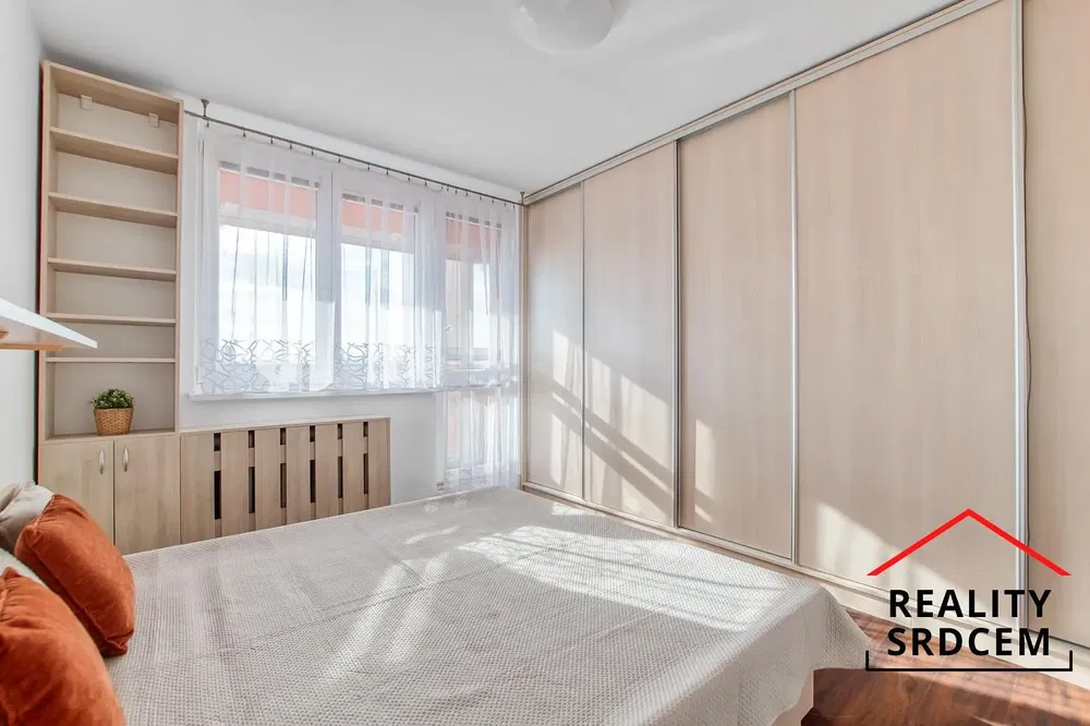 Kuchyňa; kuchynské spotrebiče, drevená podlaha, prirodzené svetlo, moderný štýl